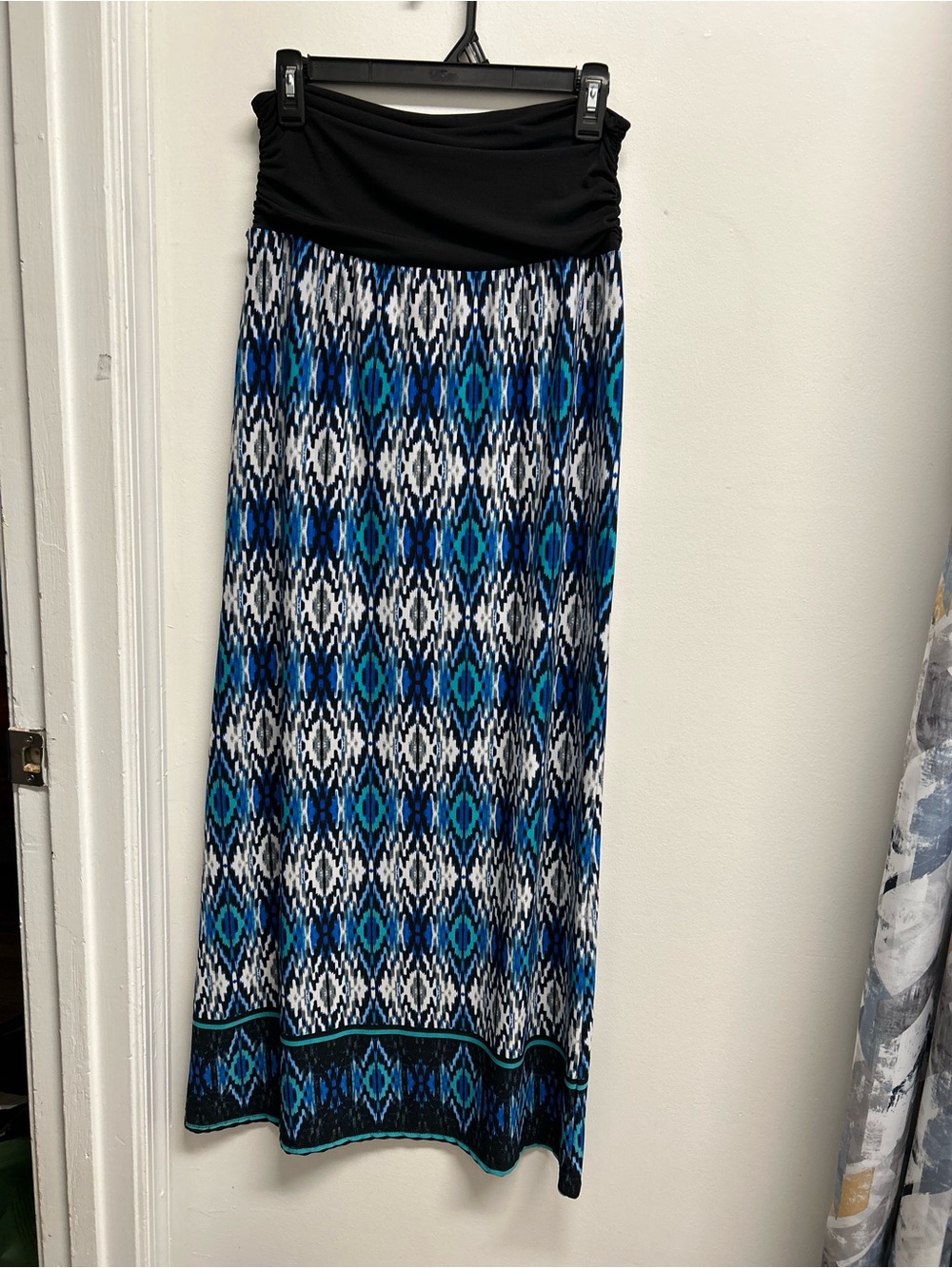 Blue and black stretchy geometric maxi column skirt